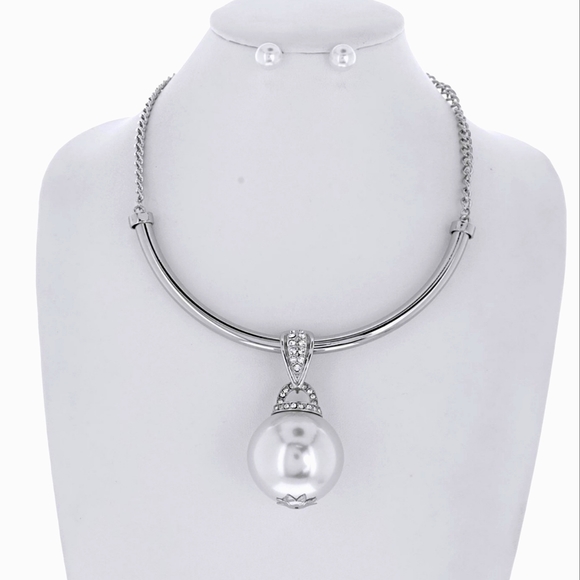 Gorgeous Silver Large Pearl Pendant Necklace (NWT)